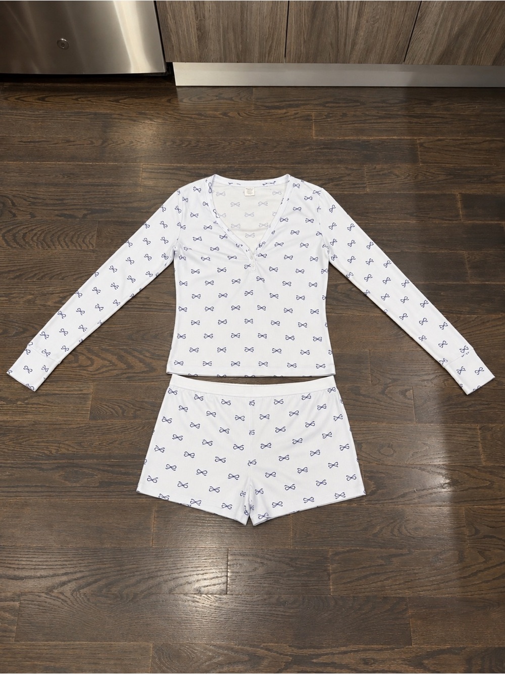 No Boundaries women’s White Long-Sleeve Henley & Short Pajama Set